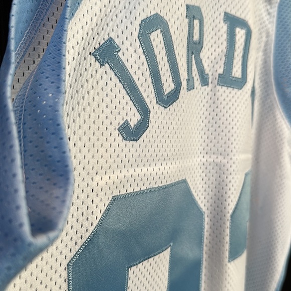 Michael Jordan North Carolina Tar Heels Mitchell & Ness 1983/84 Authentic Jersey - Picture 7 of 9